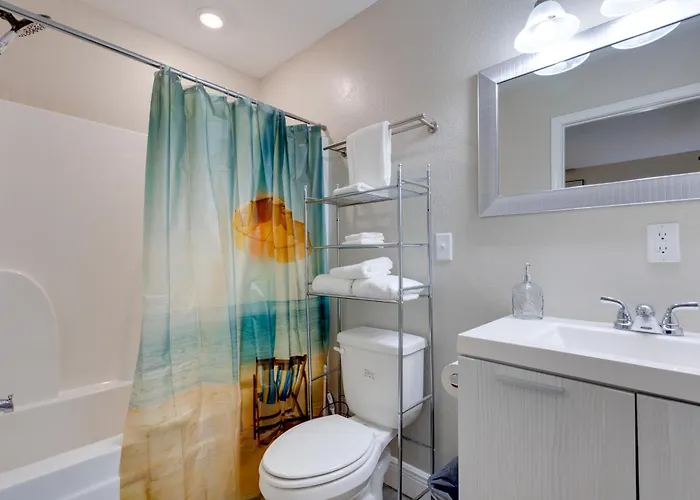 Dog-friendly Duplex ~ 7 Mi To Downtown * Pensacola