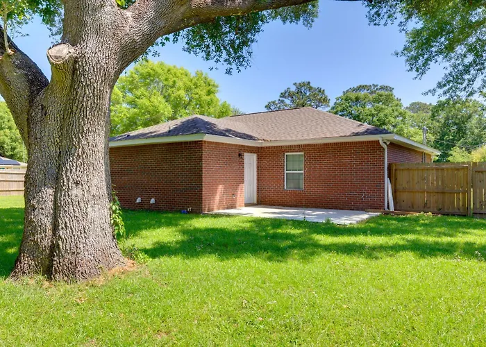 Dog-friendly Duplex ~ 7 Mi To Downtown Apartment Pensacola